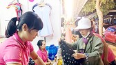 Staff of a business in HCMC introduce products to consumers (Photo: SGGP)