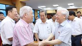 Party General Secretary Nguyen Phu Trong (right) meeting yesterday with voters in Hanoi, affirmed the Party and State’s resolve to conduct a “no-holds-barred” crackdown on corruption and negative phenomena. (Photo: VNA/VNS)