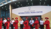 Deputy Prime Minister Pham Binh Minh (centre) and members of the National Asia-Pacific Economic Co-operation (APEC) Committee inaugurate the International Media Centre in Da Nang yesterday. (Photo: VNS)