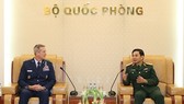 Senior Lieutenant General Phan Van Giang, Chief of the General Staff of the Vietnam People’s Army (R), and his guest (Photo: qdnd.vn)