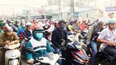 Vehicles crowd streets from the Mekong Delta to HCMC on January 1 (Photo: SGGP)