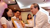 HCMC Party Leader Nguyen Thien Nhan gives certificates of merit to teams for well implementing propaganda and education work in 2017 at a conference on January 11 (Photo: SGGP)