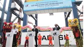 Minister of Agriculture and Rural Development Nguyen Xuan Cuong and delegates press the button to export the first seafood consignments in 2018 on January 14  (Photo: SGGP)