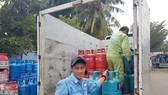Gas price reduces VND20,000 a 12 kilogram cylinder from February 1, 2018 (Photo: SGGP)