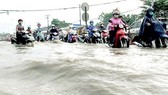 High tide causes street flood in HCMC (Photo: SGGP)
