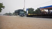 National Highway 1A  was under floodwater in Tuy An district, Phu Yen province on November 26 (Photo: SGGP)
