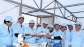 Prime Minister Nguyen Xuan Phuc (third from left) visited a high-tech tra fish farm in An Giang province on December 14 (Photo: VNA)