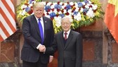 General Secretary of the Communist Party of Vietnam Central Committee and President Nguyen Phu Trong (right) and US President Donald Trump (Photo: SGGP)