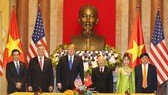Party General Secretary and President Nguyen Phu Trong (third from right) and President Donald Trump (third from left) witness the signing ceremony of trade deals of Vietjet Air with Boeing and GE Aviation (Photo: Vietjet)