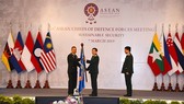 Host Thailand hands over the flag of the ACDFM Chair to Vietnam, which will hold the ASEAN Chair in 2020 (Photo: qdnd.vn)