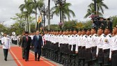 RoK President Moon Jae-in and Brunei Sultan Hassanal Bolkiah inspect guard of honour (Source: yonhap)