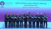 Vietnamese Deputy Minister of Defence Nguyen Chi Vinh (second, right) and other officials pose for a photo at the ASEAN Defence Senior Officials’ Meeting in Phetchaburi province, Thailand, on April 3 (Photo: VNA)