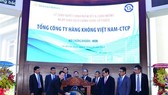 Nguyen Hoang Anh, Chairman of the Committee for Management of State Capital at Enterprises, rings the gong to open the first trading session for HVN shares on the Ho Chi Minh Stock Exchange (Photo: Vietnam Airlines)