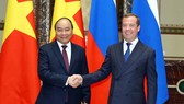 Russian Prime Minister Dmitry Medvedev (R) welcomes his Vietnamese counterpart Nguyen Xuan Phuc in Moscow on May 22 (Photo: VNA)