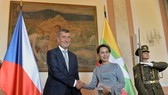 Czech Prime Minister Andrej Babis (L) and State Counsellor of Myanmar Aung San Suu Kyi (Source: radio.cz)