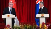 Singapore’s Prime Minister Lee Hsien Loong (R) and visiting Australian Prime Minister Scott Morrison at a press conference on June 7 (Photo: AFP/VNA)
