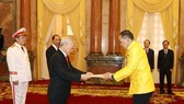 Party General Secretary and State President Nguyen Phu Trong (L) receives the credentials of Thai Ambassador Tanee Sangrat on August 7 (Photo: VNA) 