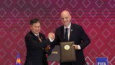 ASEAN Secretary-General Lim Jock Hoi (L) and FIFA President Gianni Infantino (Photo: VNA)