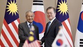 Korean President Moon Jae-in (R) and Malaysian Prime Minister Mahathir Mohamad (Photo: Yonhap)