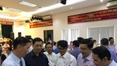 Deputy chairman of HCMC People’s Committee Tran Vinh Tuyen visits and gives red envelopes to employees of Saigon Co.op and Satra on January 30 (Photo: SGGP)
