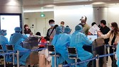 Passengers make medical declaration at Tan Son Nhat Airport (Photo: SGGP)