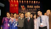 Party General Secretary Nguyen Phu Trong and journalists of the Vietnam News Agency at the 10th national congress of the Vietnam Journalists' Association in Hanoi in 2015 (Photo: VNA)