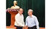 Mr. Tran Quoc Vuong (R) shakes hand with Secretary of HCMC Party Committee Nguyen Thien Nhan (Photo: SGGP)