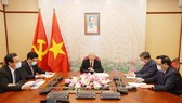 Party General Secretary and State President Nguyen Phu Trong (centre) at the phone talks with his Lao counterpart Bounnhang Vorachith on August 13 (Photo: VNA)