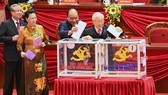 Mr. Nguyen Phu Trong, Mr. Nguyen Xuan Phuc, Ms. Nguyen Thi Kim Ngan and Mr. Tran Quoc Vuong cast ballots to vote the 3th Party Central Committee. (Photo: SGGP)
