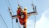 Công nhân ngành điện kiểm tra, bảo trì hệ thống điện nhằm bảo đảm việc cấp điện cho mùa khô