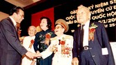 Đồng chí Dương Quang Đông (bìa phải) tại lễ kỷ niệm 55 năm Ngày tổng tuyển cử  đầu tiên bầu Quốc hội.  Ảnh: Gia đình đồng chí Dương Quang Đông cung cấp