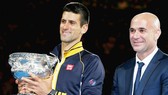 Andre Agassi (phải) sẽ làm việc với Novak Djokovic từ sau Rome Masters.