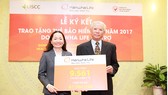 Bà Nguyễn Nhã Ngọc Trâm Anh, Phó Tổng giám đốc  Điều hành Công ty TNHH Bảo hiểm Hanwha Life Việt Nam,  tặng thẻ BHYT cho Hội Bảo trợ bệnh nhân nghèo TPHCM năm 2017