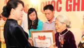 Chủ tịch Quốc hội Nguyễn Thị Kim Ngân trao bằng cho các thân nhân liệt sĩ