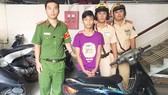 Tổ tuần tra cùng đối tượng và tang vật. Ảnh: Công an TPHCM cung cấp