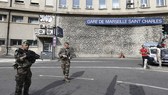 Cảnh sát và binh lính phong tỏa ga xe lửa Saint Charles ở Marseille sau vụ tấn công ngày 1-10-2017. Ảnh: AP  ​