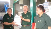 Trung tướng Lê Thành Tâm (phải) chuyển gạo lên xe đưa đi cứu trợ  đồng bào các tỉnh miền Trung bị ảnh hưởng cơn bão số 10 vừa qua