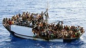 Tàu quân sự va chạm thuyền chở người di cư, hàng chục người chết
