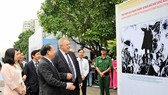Các đại biểu tham quan triển lãm  “Thắm tình hữu nghị Việt Nam - Liên bang Nga”