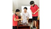 Thầy Nguyễn Tường Vũ (giữa)  và học sinh tại phòng thí nghiệm Vật lý của Trường quốc tế Phượng Hoàng