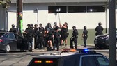 Cảnh sát bao vây siêu thị Trader Joe's ở khu Silver Lake của TP Los Angeles, bang California, Mỹ, ngày 21-7-2018. AP