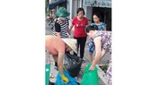Người dân phường Bình Trị Đông B thực hiện phân loại rác tại nguồn