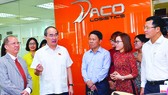 Bí thư Thành ủy TPHCM Nguyễn Thiện Nhân  thăm Công ty Daco Logistics, quận 4. Ảnh: Việt Dũng
