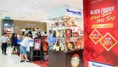 Khách hàng sẽ có cơ hội mua sắm thả ga với với ưu đãi đến 30% trong ngày hội bán hàng lớn nhất năm của Sacombank-SBJ tại SaiGon Centre  ​
