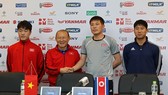 HLV và đại diện cầu thủ hai đội tại buổi họp báo trưa 24-12. Ảnh: MINH HOÀNG