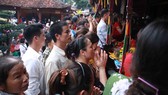 Hàng vạn người đổ về chùa Hương (Hà Nội) trong ngày khai hội gây tình trạng ách tắc cục bộ.  Ảnh: THU HÀ