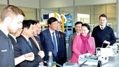 Chủ tịch Quốc hội Nguyễn Thị Kim Ngân đến thăm Công ty Medisoft PA.E de Sorines. Ảnh TTXVN