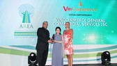 Đại diện VinCommerce lên nhận giải tại lễ vinh danh "Doanh nghiệp trách nhiệm Châu Á"