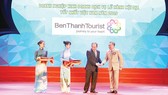 Lãnh đạo BenThanh Tourist nhận giải  Tốp 10 doanh nghiệp lữ hành hàng đầu Việt Nam
