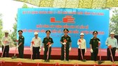 Các đại biểu lãnh đạo Quân khu 7 và UBND tỉnh Tây Ninh thực hiện nghi thức khởi công xây dựng cụm dân cư. 